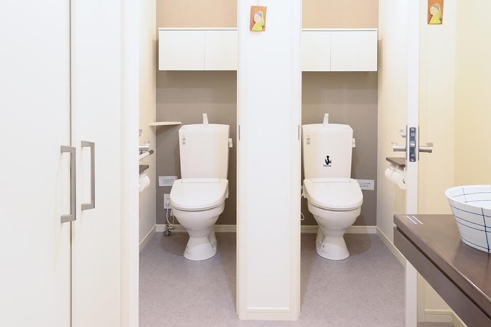 トイレは男女共用で2部屋ご用意